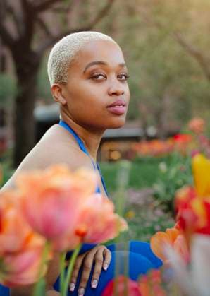 Creative Highlights Symbolbilder Portrait of a black model looking at the camera in tulips Philadelphia, Pennsylvania, United States CR_VDXM250515-1730514-01 ,model released, Symbolfoto