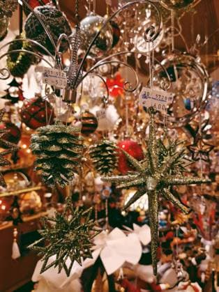 Colorful Christmas ornaments on display in a festive shop Dresden, Saxony, Germany R_PRJN250515-1724667-01 EDITORIAL USE ONLY