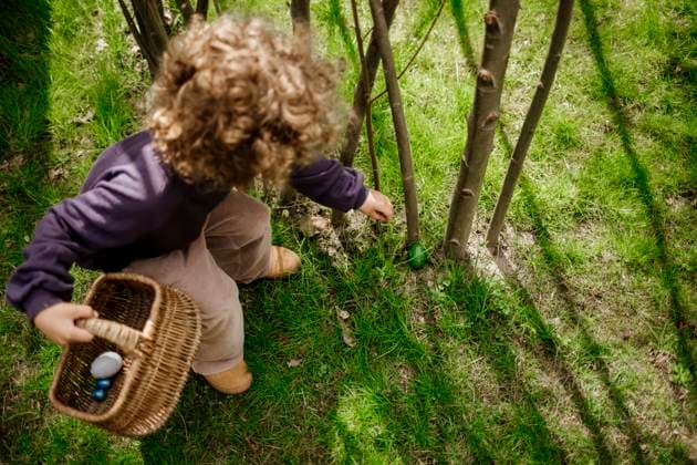 IMAGO Creative, Ostern, Bräuche, Eiersuche #2 Child holding basket with colorful eggs on grassy ground outdoors Amsterdam, North Holland, Netherlands R_RTBZ2505151E-1731069-01 ,model released, Symbolfoto