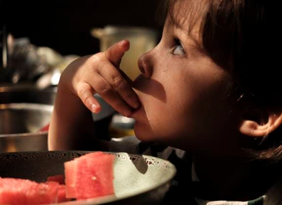 Creative Highlights Symbolbilder Young Child Tasting Watermelon, San Miguel de Allende San Miguel de Allende, Guanajuato, Mexico R_WDJM250515-1727933-01 ,model released, Symbolfoto