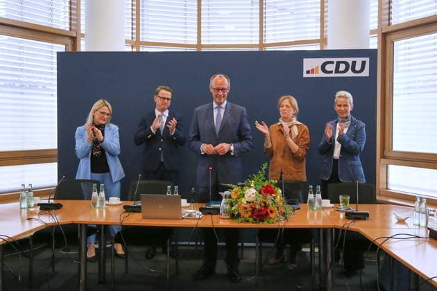 News Themen der Woche KW21 News Bilder des Tages Berlin, Deutschland, 19.05.2025: Konrad-Adenauer-Haus: Erste CDU-Bundesvorstandssitzung nach der Wahl von Bundeskanzler Friedrich Merz (CDU), es applaudieren (L-R) Christina Stumpp, Carsten Linnemann, Karin Prien, Silvia Breher *** Berlin, Germany, 19 05 2025 Konrad Adenauer Haus First CDU Federal Executive Committee meeting after the election of Chancellor Friedrich Merz CDU , applauding L R Christina Stumpp, Carsten Linnemann, Karin Prien, Silvia Breher Copyright: xdtsxNachrichtenagenturx dts_67725
