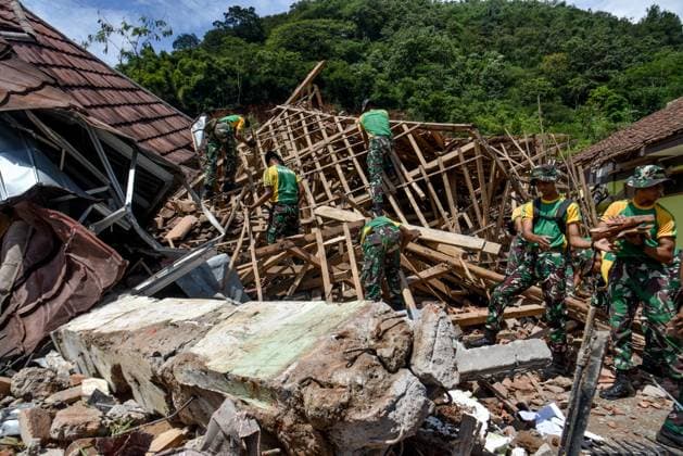 News Themen der Woche KW21 News Bilder des Tages Indonesien, Erdrutsch auf Westjava May 19, 2025, Bandung Regency, West Java, Indonesia: Indonesian National Army members remove building materials that collapsed due to a landslide in Kendan Village, Nagreg District, Bandung Regency, West Java. The landslide that occurred on Sunday, May 18th last night due to high intensity rain resulted in the office complex and village facilities as well as one resident s house being severely damaged and three people were injured. Bandung Regency Indonesia - ZUMAr272 20250519_zip_r272_005 Copyright: xDimasxRachmatsyahx