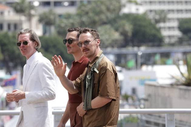 Aufnahme vom 19. Mai 2025 auf dem Weg zum Photocall bei den 78. Filmfestspielen in Cannes, Frankreich für den Film The Phoenician Scheme mit v.li. Wes Anderson, Rubert Friend und Benedict Cumberbatch.