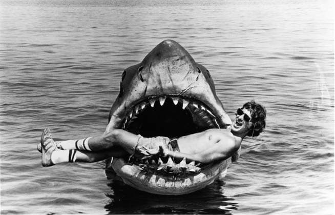 Archivbilder der Woche KW21 Jaws (1975) - filmstill Steven Spielberg (Director) on the set of Jaws (1975) - - - EDITORIAL USE ONLY Copyright: xCAP NFSx
