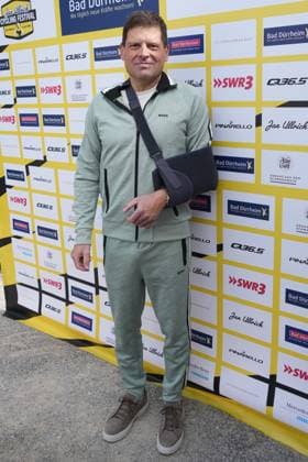 Trotz Verletzung nahm Jan Ullrich teil - Jan Ullrich Cycling FestivalDeutschland, Bad Duerrheim, Gelaende Busbahnhof, 18.05.2025
