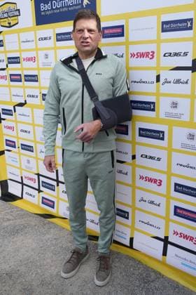 Trotz Verletzung nahm Jan Ullrich teil - Jan Ullrich Cycling FestivalDeutschland, Bad Duerrheim, Gelaende Busbahnhof, 18.05.2025