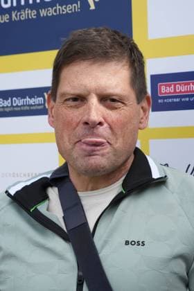 Trotz Verletzung nahm Jan Ullrich teil - Jan Ullrich Cycling FestivalDeutschland, Bad Duerrheim, Gelaende Busbahnhof, 18.05.2025