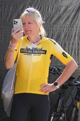 Vera Hohlfeld (Ex Radprofi) macht Selfie - Jan Ullrich Cycling FestivalDeutschland, Bad Duerrheim, Gelaende Busbahnhof, 18.05.2025