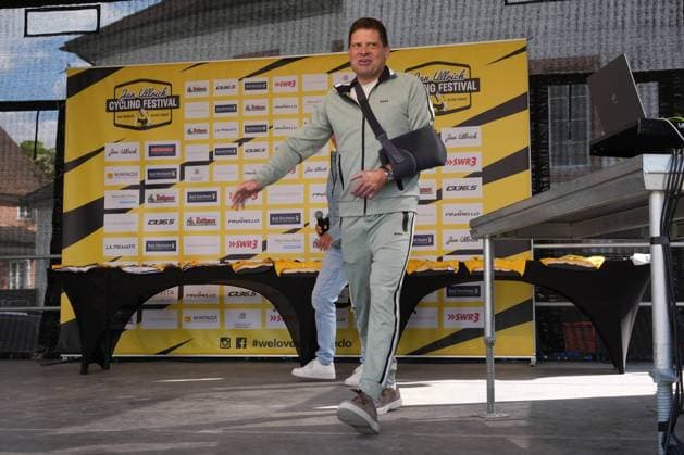 Trotz Verletzung nahm Jan Ullrich teil - Jan Ullrich Cycling FestivalDeutschland, Bad Duerrheim, Gelaende Busbahnhof, 18.05.2025