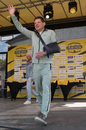 Trotz Verletzung nahm Jan Ullrich teil - Jan Ullrich Cycling FestivalDeutschland, Bad Duerrheim, Gelaende Busbahnhof, 18.05.2025
