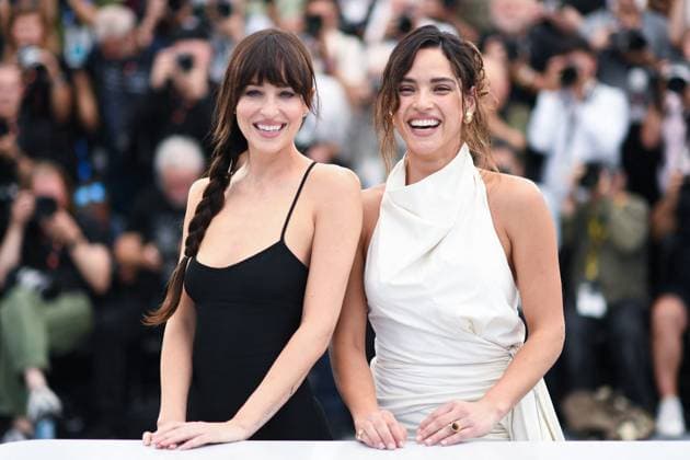Cannes Splitsville Photocall AM Dakota Johnson and Adria Arjona attending the Splitsville Photocall in Cannes, France on May 19, 2025 as part of the 78th Cannes Film Festival. Photo by Aurore Marechal ABACAPRESS.COM Cannes France  Copyright: xMarechalxAurore ABACAx
