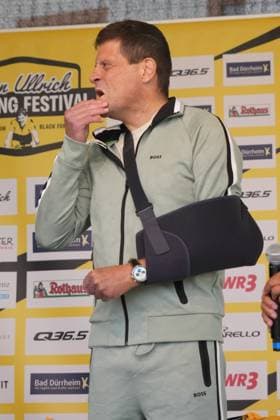 Trotz Verletzung nahm Jan Ullrich teil - Jan Ullrich Cycling FestivalDeutschland, Bad Duerrheim, Gelaende Busbahnhof, 18.05.2025