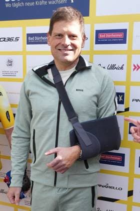 Trotz Verletzung nahm Jan Ullrich teil - Jan Ullrich Cycling FestivalDeutschland, Bad Duerrheim, Gelaende Busbahnhof, 18.05.2025