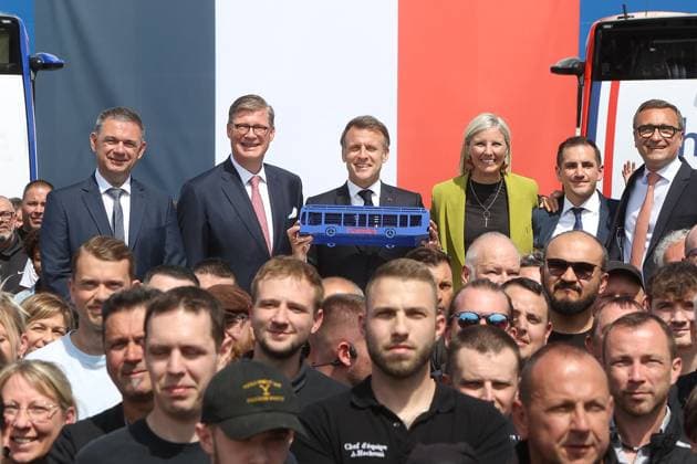 News Themen der Woche KW21 News Bilder des Tages French President Emmanuel Macron visits the Daimler Buses plant in Ligny en Barrois, Meuse, France Ahead of the 8th edition of the Choose France Summit, French President Emmanuel Macron, flanked by Daimler Buses CEO Till Oberworder and Daimler Truck CEO Karin Radstrom, visits the Daimler Buses bus production site, Mercedes Benz and Setra buses of Daimler Buses, the French subsidiary of the German Daimler Truck Group, in Ligny en Barrois, Meuse, France, May 19, 2025 The 8th Choose France summit on May 19, 2025, an event designed to attract foreign investment to France, will set a new record this year with 20 billion euros of new projects announced, and 17 billion euros of projects implementing commitments on artificial intelligence AI made  Copyright: xFredxMarvaux Pool BestimagexFredxMarvaux Pool Bestimagex