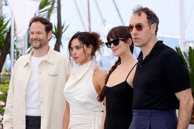 Kyle Marvin, Adria Arjona, Dakota Johnson und Michael Angelo Covino beim Photocall zum Kinofilm Splitsville auf dem Festival de Cannes 2025 78. Internationale Filmfestspiele von Cannes am Palais des Festivals. Cannes, 19.05.2025