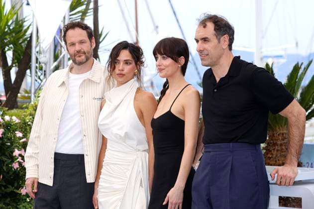 Kyle Marvin, Adria Arjona, Dakota Johnson und Michael Angelo Covino beim Photocall zum Kinofilm Splitsville auf dem Festival de Cannes 2025 78. Internationale Filmfestspiele von Cannes am Palais des Festivals. Cannes, 19.05.2025
