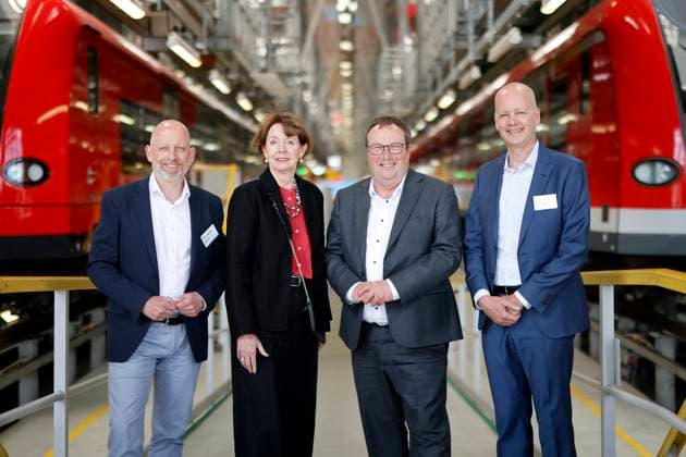 News Themen der Woche KW21 News Bilder des Tages Manager Frederik Ley, Vorsitzender der Regionalleitung DB Regio NRW, Kölns Oberbürgermeisterin Henriette Reker (parteilos), NRW-Verkehrsminister Oliver Krischer (Grüne) und DB Regio-Vorstand Harmen van Zijderveld posieren vor S-Bahnen bei den Feierlichkeiten zu 50 Jahre S-Bahn Köln im DB Stellwerk in Nippes. Köln, 19.05.2025 NRW Deutschland *** Manager Frederik Ley, Chairman of the Regional Management of DB Regio NRW, Colognes Mayor Henriette Reker (non-party), NRW Transport Minister Oliver Krischer (Greens) and DB Regio Board Member Harmen van Zijderveld pose in front of S-Bahn trains at the celebrations to mark 50 years of S-Bahn Cologne at the DB signal box in Nippes Cologne, 19 05 2025 NRW Germany Copyright: xChristophxHardtx