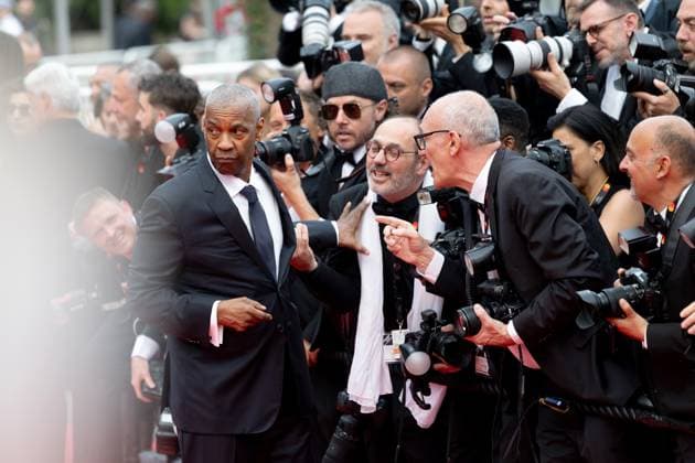 Highest 2 Lowest , Roter Teppich in Cannes, 19.05.2025 Cannes, Frankreich - 19.5.2024: Denzel Washington scherzt mit Fotografen während des - Highest 2 Lowest - Roten Teppichs während der 78. Internationalen Filmfestspiele von Cannes. Die Filmfestspiele finden vom 13. bis 24. Mai 2025 statt. Cannes Palais des Festivals et des Cong Provence-Alpes-Cote d Azur Frankreich Copyright: xChristianxEnderx