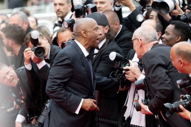 Highest 2 Lowest , Roter Teppich in Cannes, 19.05.2025 Cannes, Frankreich - 19.5.2024: Denzel Washington spricht mit Fotografen während des - Highest 2 Lowest - Roten Teppichs während der 78. Internationalen Filmfestspiele von Cannes. Die Filmfestspiele finden vom 13. bis 24. Mai 2025 statt. Cannes Palais des Festivals et des Cong Provence-Alpes-Cote d Azur Frankreich Copyright: xChristianxEnderx