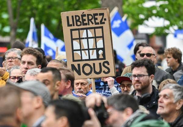 May 19, 2025, Montreal, Pq, Canada: People take part in a march to celebrate National Patriots Day in Montreal, Monday, May 19, 2025. Montreal Canada  - ZUMAc35_ 20250519_zaf_c35_008 Copyright: xGrahamxHughesx
