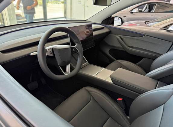 19.05.2025, Memmingen im Allgäu, TESLA, Ein Tesla Model Y Facelift, das Lenkrad unnd ein großer Bildschirm mit Touchscreen in der Mitte, ein aufgeräumter Innenraum. 19.05.2025, Tesla 19.05.2025, Tesla