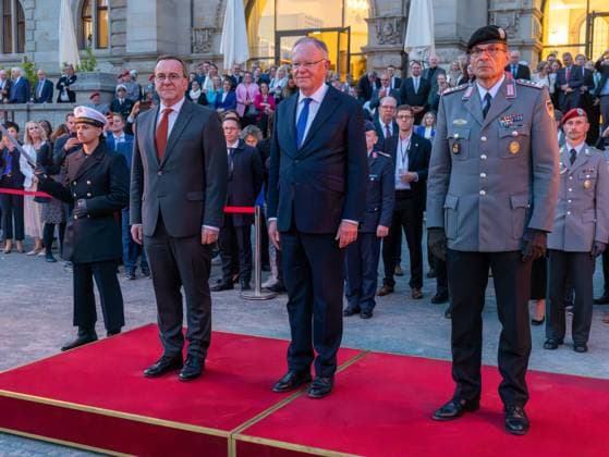 News Themen der Woche KW21 News Bilder des Tages Serenade zu Ehren Ministerpräsident Stephan Weil Am 19. Mai 2025 wurde der scheidende Ministerpräsident von Niedersachsen, Stephan Weil, mit einem Empfang und einer Serenade der Bundeswehr am Neuen Rathaus Hannover verabschiedet. *** Serenade in honor of Minister President Stephan Weil On 19 May 2025, the outgoing Minister President of Lower Saxony, Stephan Weil, was bid farewell with a reception and a serenade by the Bundeswehr at Hanovers New Town Hall Copyright: xBerndxGüntherx