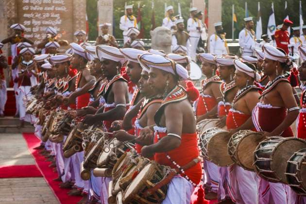 News Themen der Woche KW21 News Bilder des Tages Sri Lanka: The 16th anniversary of the National War Heroes Day Traditional dancers perform a ceremony to commemorate the 16th anniversary of the National War Heroes Day, marking the end of the island s civil war, in front of the War Heroes Monument in Colombo on May 19, 2025. Colombo Western Province Sri Lanka Copyright: SamanxAbesiriwardana