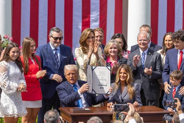 News Themen der Woche KW21 News Bilder des Tages 250519 -- WASHINGTON, May 19, 2025 -- U.S. President Donald Trump shows the signed Take It Down Act during a bill signing ceremony at the White House in Washington, D.C., the United States, on May 19, 2025. U.S. President Donald Trump said his telephone conversation Monday morning with his Russian counterpart Vladimir Putin went very well. U.S.-WASHINGTON, D.C.-TRUMP-BILL-SIGNING HuxYousong  U.S.-WASHINGTON, D.C.-TRUMP-BILL-SIGNING IMAGO HuxYousong  imago images 1062241056