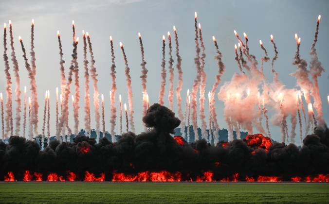 News Themen der Woche KW21 News Bilder des Tages (250520) -- LANGKAWI, May 20, 2025 -- This photo shows a bombardment simulation at the opening ceremony of the 17th edition of the Langkawi International Maritime and Aerospace Exhibition (LIMA) in Langkawi, Malaysia, May 20, 2025. The 17th edition of the Langkawi International Maritime and Aerospace Exhibition (LIMA) kicked off here on Tuesday, with defense and associated companies from around the globe eyeing a higher profile in Asia s defense sector. TO GO WITH Int l Maritime and Aerospace Exhibition kicks off in Malaysia s Langkawi ) MALAYSIA-LANGKAWI-INT L MARITIME & AEROSPACE EXHIBITION-OPENING MaxPing 