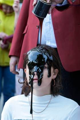 Bilder des Jahres 2025, News 05 Mai News Themen der Woche KW21 News Bilder des Tages . 20 05 2025. London, United Kingdom. Campaigners Stage Oil Spill Outside Shell HQ. Activists from Amnesty International UK, Fossil Free London, and the Justice 4 Nigeria coalition stage a protest outside Shell s global headquarters, the same day the oil major holds its AGM at a hotel in Heathrow where protests are barred by a court injunction.  xMartynxWheatleyx xi-Imagesx IIM-25958-0014