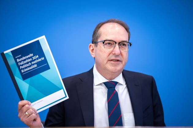 News Themen der Woche KW21 News Bilder des Tages Alexander Dobrindt (CSU), Bundesminister des Innern, stellt die Fallzahlen fuer die Politisch Motivierte Kriminalitaet (PMK) 2024 in der Bundespressekonferenz vor in Berlin, 20.05.2025. Berlin Deutschland *** Alexander Dobrindt CSU , Federal Minister of the Interior, presents the case figures for politically motivated crime PMK 2024 at the Federal Press Conference in Berlin, 20 05 2025 Berlin Germany Copyright: xJulianexSonntagx