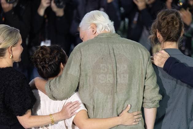 Bilder des Jahres 2025, Entertainment 05 Mai Entertainment Themen der Woche KW21 Entertainment Bilder des Tages 78. Internationalen Filmfestspiele von Cannes 2025 Cannes, Frankreich - 20.5.2024: Julian Assange trägt ein T-Shirt unter Seinem Hemd, auf welchem auf der Rückseite steht - Stop Israel - während des - The Six Billion Dollar Man - Photocalls während der 78. Internationalen Filmfestspiele von Cannes. Die 78. Internationalen Filmfestspiele von Cannes finden vom 13. bis 24. Mai 2025 statt. Provence-Alpes-Cote d Azur