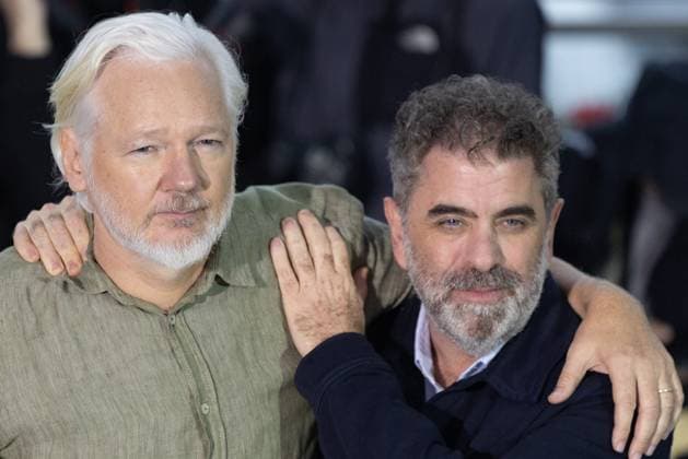 78. Internationalen Filmfestspiele von Cannes 2025 Cannes, Frankreich - 20.5.2024: Eugene Jarecki und Julian Assange während des - The Six Billion Dollar Man - Photocalls während der 78. Internationalen Filmfestspiele von Cannes. Die 78. Internationalen Filmfestspiele von Cannes finden vom 13. bis 24. Mai 2025 statt. Provence-Alpes-Cote d Azur