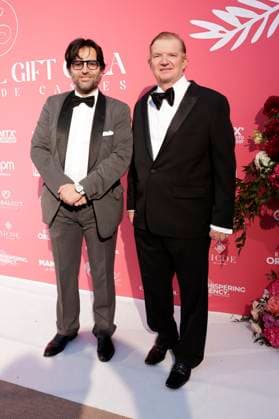 Edoardo Francia mit Gast bei der Global Gift Gala 2025 auf dem Festival de Cannes 2025 78. Internationale Filmfestspiele von Cannes im La MÃ me Plage. Cannes, 19.05.2025