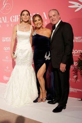 Paulina Rocha, Maria Bravo und Raul Rocha bei der Global Gift Gala 2025 auf dem Festival de Cannes 2025 78. Internationale Filmfestspiele von Cannes im La MÃ me Plage. Cannes, 19.05.2025
