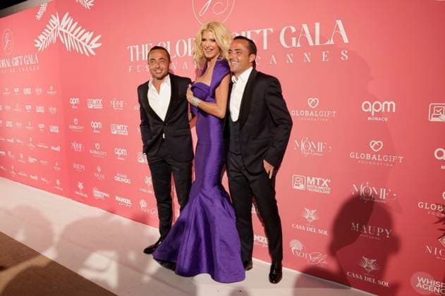 Victoria Silvstedt mit Lecorche Ugo und Lecorche Antoine bei der Global Gift Gala 2025 auf dem Festival de Cannes 2025 78. Internationale Filmfestspiele von Cannes im La MÃ me Plage. Cannes, 19.05.2025