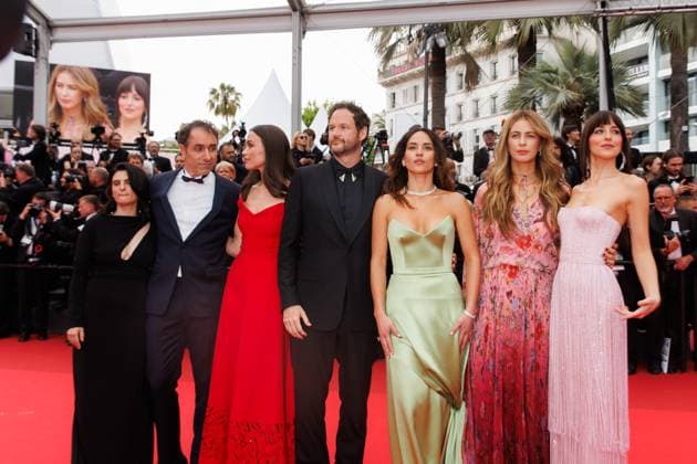 Festival de Cannes - Premiere Highest 2 Lowest Michael Angelo Covino, Emily Korteweg, Kyle Marvin, Adria Arjona, Ro Donnelly und Dakota Johnson bei der Premiere zum Film Highest 2 Lowest während der 78. Filmfestspiele in Cannes im Palais de Festival am 19.05.2025. Copyright: xEventpressxKochanx