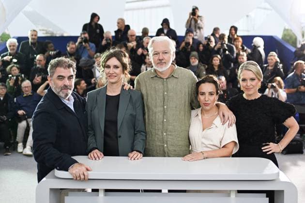 Entertainment Bilder des Tages Cannes The Six Billion Dollar Man Photocall AM Jennifer Robinson, Stella Assange, Julian Assange, Kathleen Fournier and Eugene Jarecki attending the The Six Billion Dollar Man Photocall in Cannes, France on May 20, 2025 as part of the 78th Cannes Film Festival. Photo by Aurore Marechal ABACAPRESS.COM Cannes France  Copyright: xMarechalxAurore ABACAx