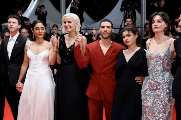 Finnegan Oldfield, Golshifteh Farahani, Julia Ducournau, Tahar Rahim, Melissa Boros und Emma Mackey bei der Premiere des Kinofilms Alpha auf dem Festival de Cannes 2025 78. Internationale Filmfestspiele von Cannes im Palais des Festivals. Cannes, 19.05.2025