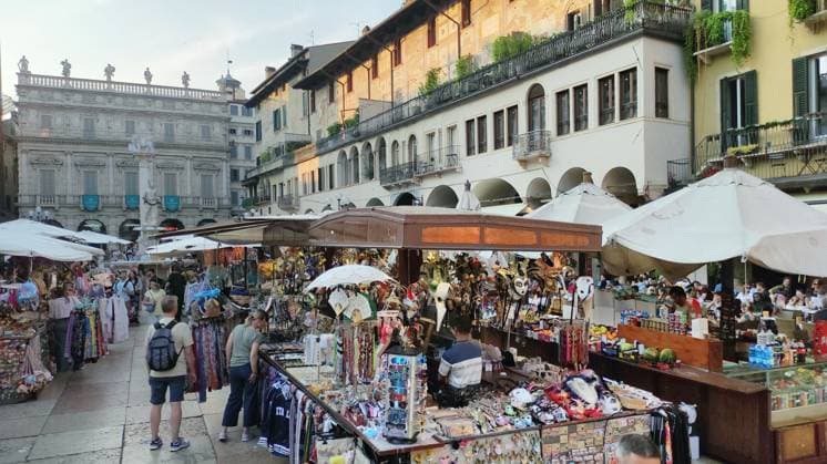 01.05.2025, Verona - Italien. Marktplatz mit Artikeln für Touristen. *** 01 05 2025, Verona Italy Marketplace with articles for tourists