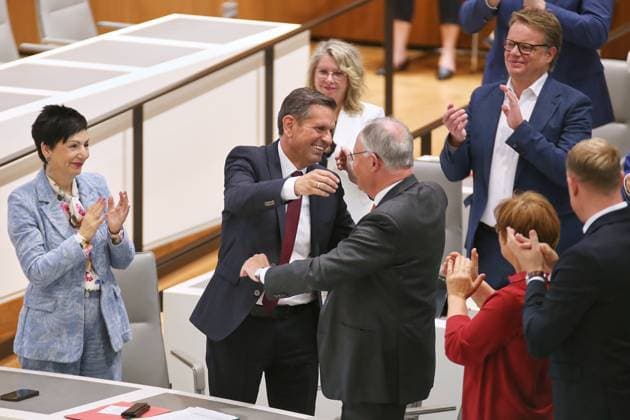 News Themen der Woche KW21 News Bilder des Tages Hannover, Niedersachsen, Deutschland, 20.05.2025: Niedersächsischer Landtag: Wahl des Ministerpräsidenten: Olaf Lies bekommt nach Bekanntgabe des Ergebnisses erste Glückwünsche von Stephan Weil, beide SPD, andere Abgeordnete spenden Applaus *** Hanover, Lower Saxony, Germany, 20 05 2025 Lower Saxony State Parliament Election of the Minister President Olaf Lies receives first congratulations from Stephan Weil, both SPD, after the result is announced, other MPs give applause Copyright: xdtsxNachrichtenagenturx dts_67905