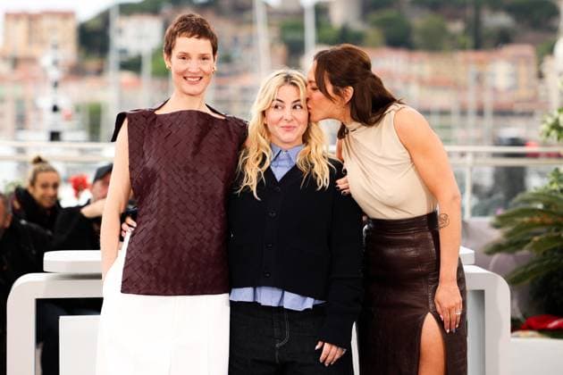 Entertainment Themen der Woche KW21 Entertainment Bilder des Tages 78eme Festival International du Film de Cannes Photocall du film Love me tender 78th International Cannes Film Festival Photocall with cast of Love me tender movie 444761 2025 05 20 Cannes France Krieps, Vicky Cazenave Cambet, Anna Chokri, Monia  Copyright: xIvankaxVoisinx xStarfacex STAR_444761_005