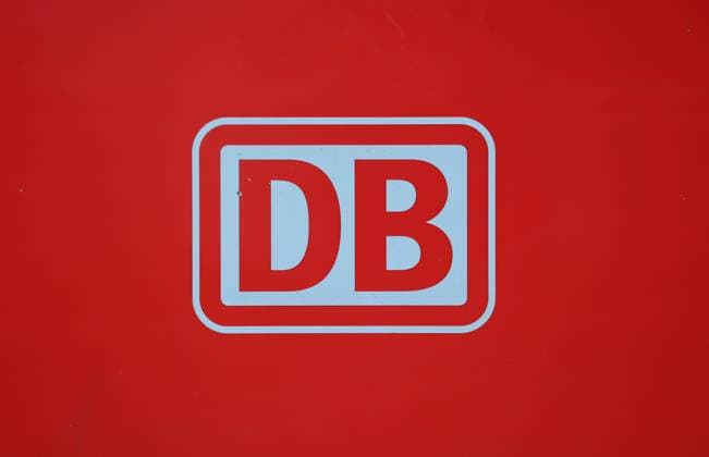 Hier der Blick auf das Logo der DB, Deutsche Bahn, MVV, MVG, Nahverkehr, öffentliche Verkehrsmittel, Pendler
