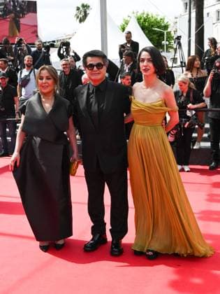 Cannes, 78th Cannes Film Festival 2025 - day 8 - red carpet of the film Un Simple Accident In the photo: TAHEREH SAEEDI, JAFAR PANAHI and his daughter SOLMAZ PANAHI  Copyright: xSImonexComix xipa-agency.netx xPoolxPhotoxEventsx05x IPA_Agency_IPA57988518