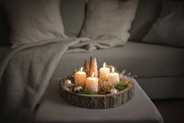 Vier weiße Adventskerzen und Weihnachtsdekoration in einem rustikalen Baumtablett auf einer Ottomane an einer Couch, gemütliche Winterdekoration im Wohnzimmer, Kopierraum, gewählter Fokus, enge Tiefenschärfe Four white advent candles and Christmas decoration in a rustic tree tray on an ottoman at a couch, cozy winter home decor in the living room, copy space, selected focus, narrow depth of field Copyright: imageBROKER MarenxWinter ibxiqx11195219.jpg