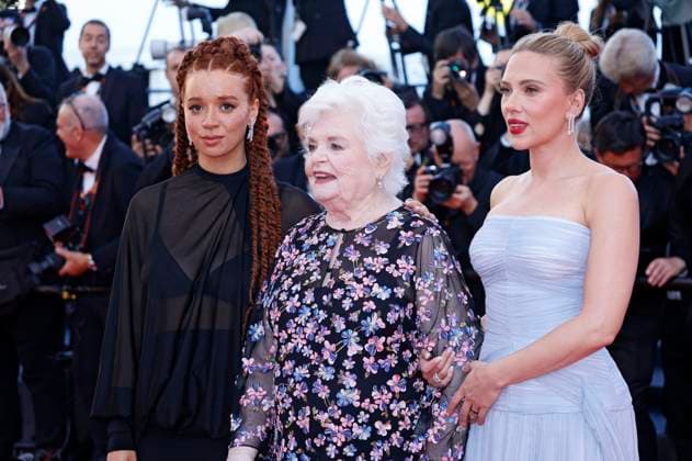 Erin Kellyman, June Squibb und Scarlett Johansson bei der Premiere des Kinofilms Vie privÃ e A Private Life auf dem Festival de Cannes 2025 78. Internationale Filmfestspiele von Cannes im Palais des Festivals. Cannes, 20.05.2025