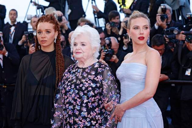 Erin Kellyman, June Squibb und Scarlett Johansson bei der Premiere des Kinofilms Vie privÃ e A Private Life auf dem Festival de Cannes 2025 78. Internationale Filmfestspiele von Cannes im Palais des Festivals. Cannes, 20.05.2025