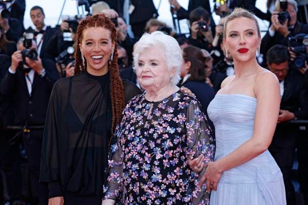 Erin Kellyman, June Squibb und Scarlett Johansson bei der Premiere des Kinofilms Vie privÃ e A Private Life auf dem Festival de Cannes 2025 78. Internationale Filmfestspiele von Cannes im Palais des Festivals. Cannes, 20.05.2025
