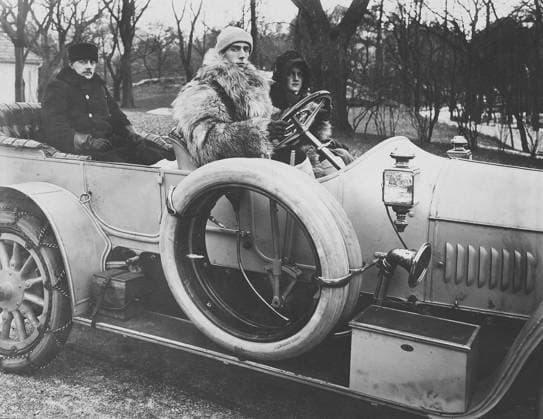 Prinz Wilhelm (1884 1965) war ein schwedischer Prinz und Herzog von Södermanland. Er war der Sohn von König Gustaf V. und Königin Victoria. Im Jahr 1908 heiratete er die Großfürstin Maria Pawlowna, eine Cousine von Zar Nikolaus II. von Russland. Ihre Ehe war jedoch sehr unglücklich und endete 1914 mit der Scheidung. Gemeinsam hatten sie einen Sohn, Lennart, der 1909 geboren wurde. Auf diesem Bild aus dem Jahr 1911 sitzt Prinz Wilhelm am Steuer eines Autos, neben ihm seine Frau Maria Prince Wilhelm (1884–1965) was a Swedish prince and Duke of Södermanland. He was the son of King Gustaf V and Queen Victoria. In 1908, he married Grand Duchess Maria Pavlovna, a cousin of Tsar Nicholas II of Russia. However, their marriage was deeply unhappy Copyright: imageBROKER Sjoberg ibljsj13777541.jpg