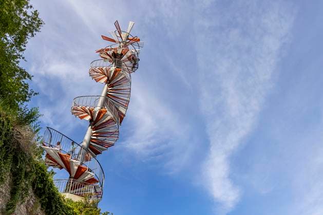 Berblinger Turm Ulm. Aussichtsturm an der Donau. Er erinnert an Albrecht Ludwig Berblinger, den berühmten Schneider von Ulm. An dieser Stelle hat er 1811 einen missglckten Flugversuch mit einem selbstgebauten Flutapparat gestartet. 19.05.2025. Ulm, Baden-Württemberg, Deutschland *** Berblinger Tower Ulm Observation tower on the Danube It commemorates Albrecht Ludwig Berblinger, the famous tailor of Ulm In 1811, he launched an unsuccessful flight attempt with a self-built flood apparatus at this location 19 05 2025 Ulm, Baden Württemberg, Germany